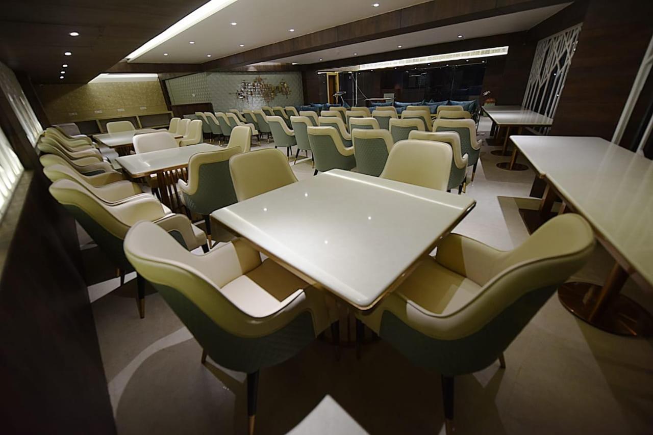 Jw Cruise Hotel อัจเมอร์ ภายนอก รูปภาพ